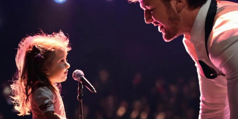 The superstar invites a little girl to sing, and within seconds, she captivates the audience with her stunning performance, bringing down the house.