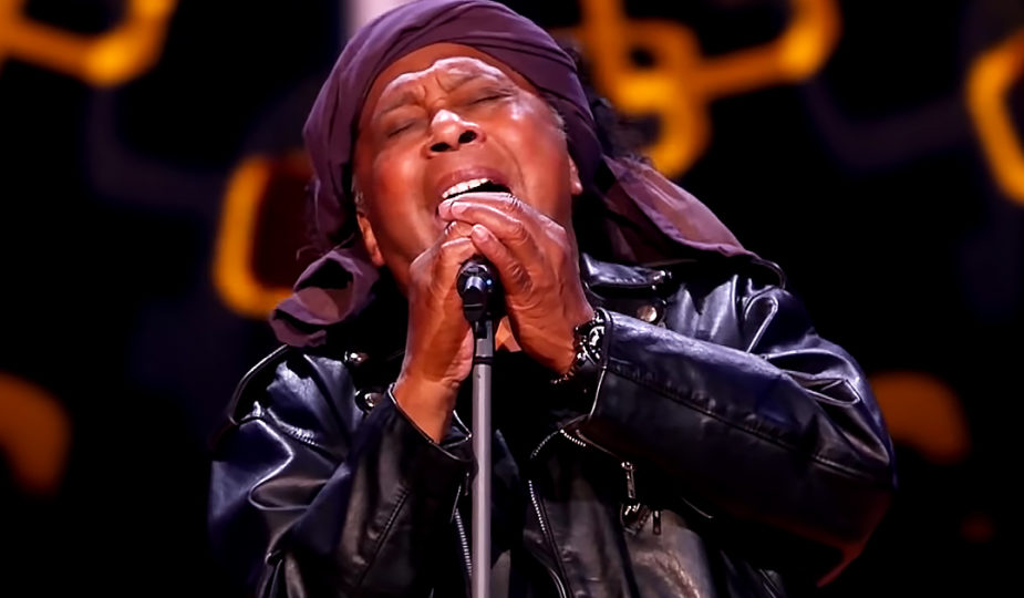 The 71-year-old singer sets ‘The Voice’ stage ablaze with a soul-stirring rendition of “Stand By Me,” leaving the audience in awe of his timeless talent and undeniable passion.