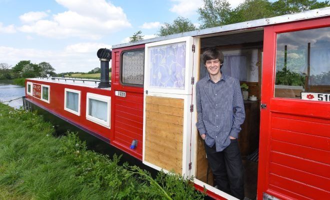 Transforming a Rusty Houseboat into a Floating Palace: An Incredible 8-Week Journey