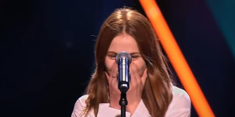 Girl Dedicates Touching Song to Parents and Leaves Judges in Tears!