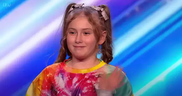A poised 9-year-old confidently asserts herself against Simon and proceeds to deliver a breathtaking performance – You won’t want to miss it!