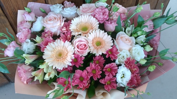 Vika opened the door and, seeing a courier with a huge bouquet on the doorstep, thought that it was her who had sent the flowers. But when she found out who the flowers were for, she was surprised.