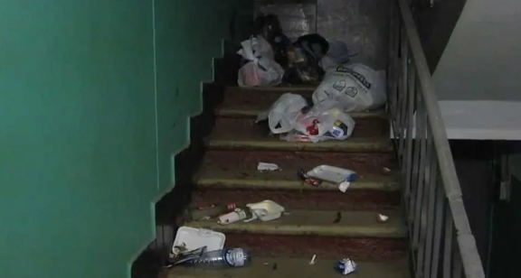 Olena opened the door to her apartment and was horrified to see that the entire stairwell was littered with garbage, and that a loud conversation was heard on the floor below.