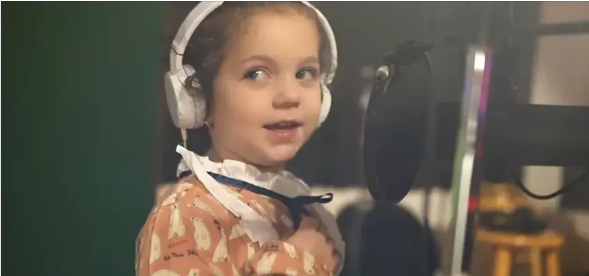 5-Year-Old Takes the Mic to Sing Sinatra’s Classic, Surprising Everyone with Her Talent