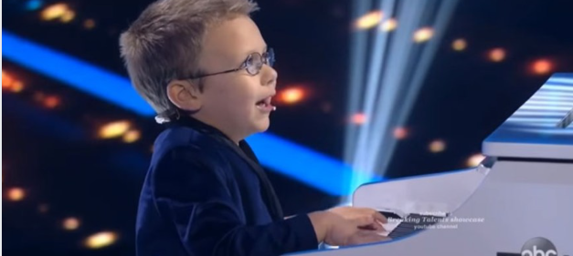 Un prodige du piano aveugle de 7 ans joue “Bohemian Rhapsody” sur American Idol