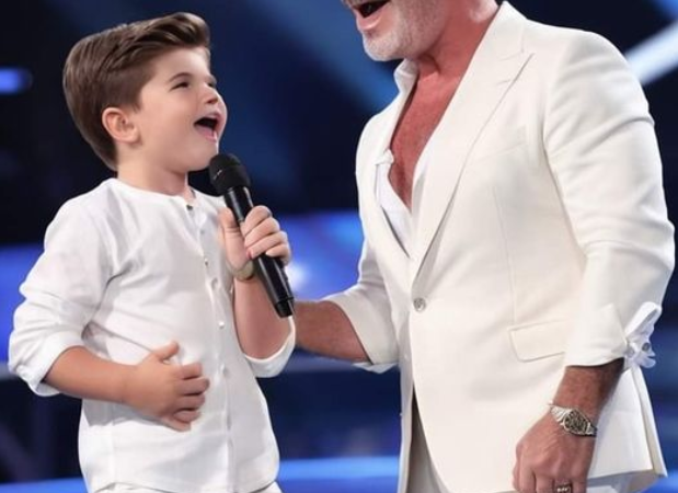An Unforgettable Night: Simon Cowell and Son Sing an Adorably Angelic Version of “Don’t Stop Believin’”