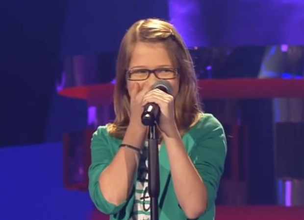 The girl sang with such a voice that the audience was moved, and the jury immediately said yes