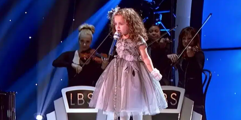 This has never happened before in history. When This 4-Year-Old Girl Started Signing A 40-Year-Old Song, The Entire Crowd Gasped. Watch video in comment below